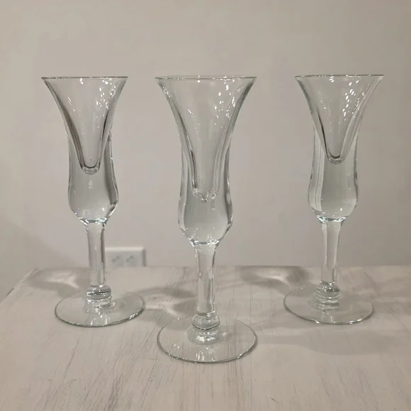 Vintage hand-blown clear glass cordial/ sherry glass with flared rim. Set Of 3 - Picture 1 of 6